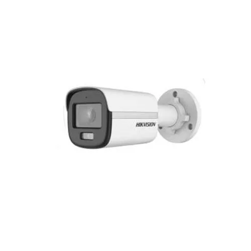 Kỹ thuật viên đang sửa chữa camera